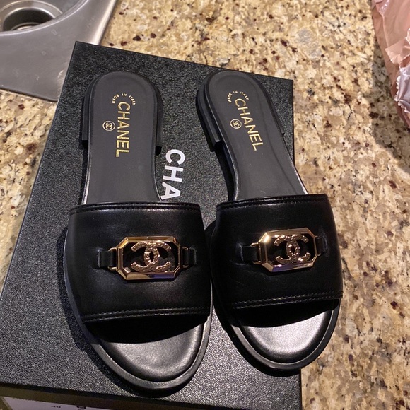 Brand new only worn once bought from store comes with receipt and box classic - Picture 6 of 6